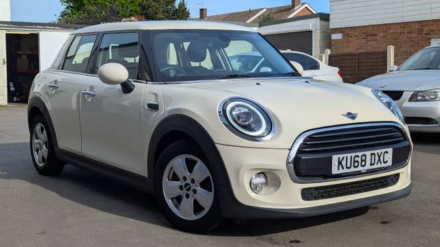 Mini Hatchback 1.5 Cooper II 5dr Auto Hatchback Petrol White